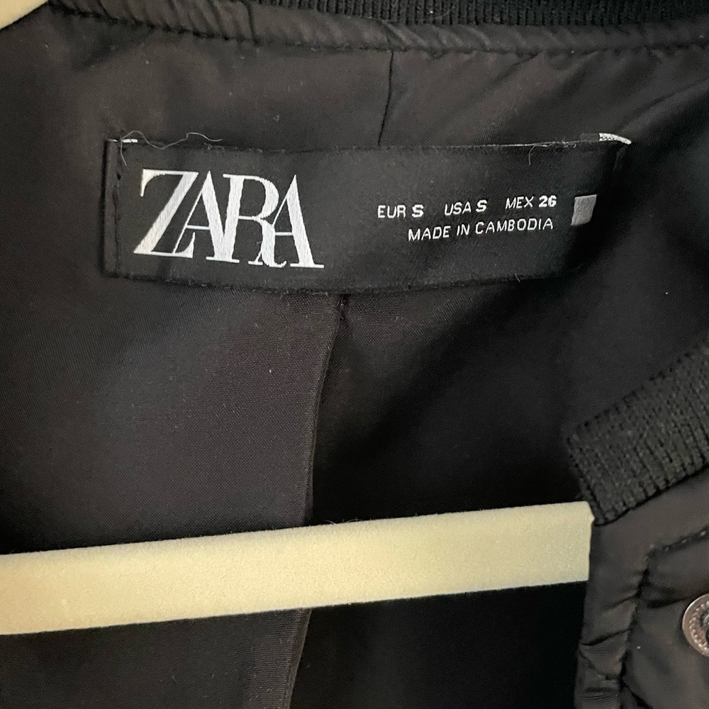 Zara Black Quilted Bomber Jacket - Cropped Lightweight Fall Jacket - Picture 3 of 5
